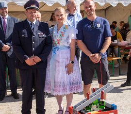 Ein Geschenk der Dorfjugend an die Feuerwehr