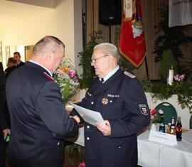 Präsident des Landesfeuerwehrverbandes Brandenburg gratuliert Klaus-Dieter Bennewitz zu seiner hohen Auszeichnung.