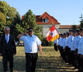 Landrat Harald Altekrüger und Wolfhard Kätzmer schreiten die Ehrenformation ab