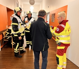 Statist der dementen Patienten miemt in Betreuung bei der Herbstübung in der Klinik Lausitz Forst