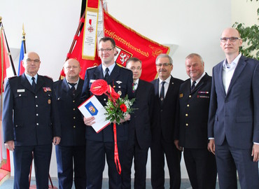 vlnr: Siegmund Rückmann (Stellvertretender Vorsitzender des KFV), Stefan Grothe (Kreisbrandmeister), Sascha Erler, Frank Stolper (Abteilungsleiter MIK), Harald Altekrüger (Landrat SPN), Werner-Siegwart Schippel (Präs. LFV BB), Carsten Billing (Ordnungsdezernent Landkreis)