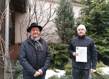 Teichlands Bürgermeister Harald Groba und Christian Sommer
bei der Übergabe der Ehrenurkunde.