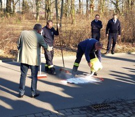 Praktische Vorführung Beseitigung einer Ölspur auf Verkehrsflächen