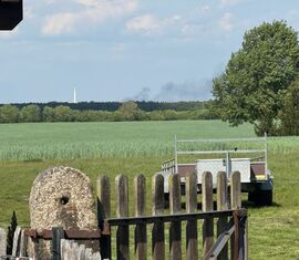 Blick aus dem sächsischen Halbendorf Richtung Landesgrenze Brandenburg