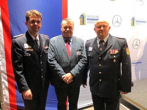 Der Vorsitzende des KFV SPN e.V. Robert Buder, Bundestagsabgeordneter Klaus-Peter Schulze und Kreisbrandmeister Stefan Grothe