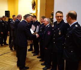Auszeichnung mit dem Ehrenzeichen des KFV u.a. durch Unterverbandsleiter Jürgen Mönch (vorne)