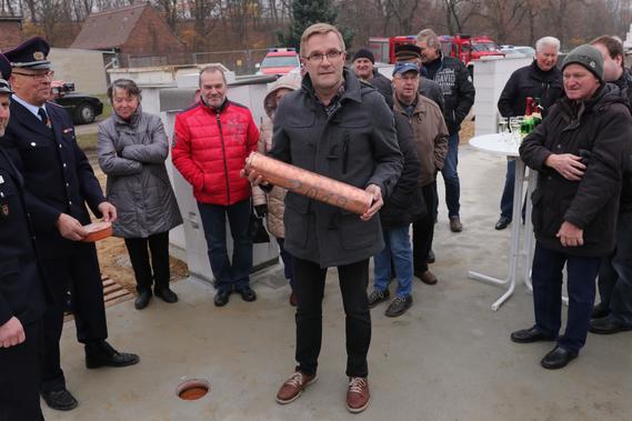 Der Bürgermeister der Gemeinde Kolkwitz, Karsten Schreiber, versenkte die bei der Grundsteinlegung die Hülse mit Tages- und Wochenzeitung, Amtsblatt, Jahrbuch der Gemeinde und Hänchener Chronik.