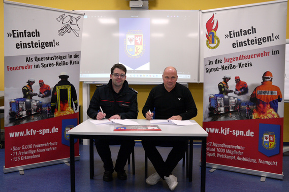 Robert Buder und Lars Mudra unterzeichnen die Kooperationsvereinbarung