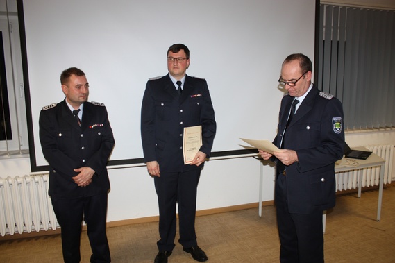 Gemeindewehrführer Steffen Theiler beruft Christoph Rother (l) und Christian Otte offiziell zum neuen Führungsteam der Ortswehr