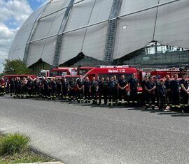 Wipfel-BRAND 2025, Samstag, die Brandschutzeinheit Spree Neiße/ Cottbus vor dem Tropical Islands.