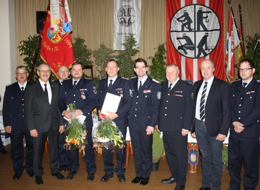 vlnr: Ehren-KBM Wolfhard Kätzmer, Landrat Harald Altekrüger, KBM Stefan Grothe, Silvo Rotter, Rico Nowka, KFV-Vorsitzender Robert Buder, LFV-Präsident Werner-Sigwart Schippel, Neuhausens Bürgermeister Dieter Perko, SJW Nico Hammel