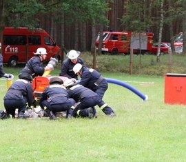 Die Mannschaft Bademeusel in der Entwicklung des Löschangriffes an der Platte