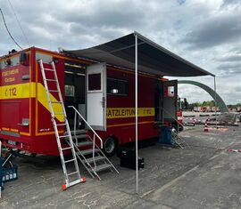 Wipfel-BRAND 2025, Samstag, ELW2 im Bereitstellungsraum Tropical Islands