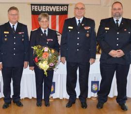 Als erste Feuerwehrfrau wurde Ingrid Standke zum Ehrenmitglied des Kreis­feuerwehr­verbandes Spree-Neiße e.V. ernannt.