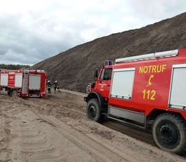 Bei einer Bergeübung wurde das Tanklöschfahrzeug aus Wolfshain vom Tanklöschfahrzeug Unimog Spremberg raus gezogen. Ein Vorwärts raus ziehen machte an dieser Stelle kein Sinn, daher wurde es rückwärts und in die Richtung wie rein gefahren wurde raus gezogen.