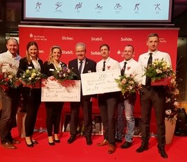 Glückwünsche wurden auch durch den Landrat des Landkreises Spree-Neiße, Harald Altekrüger übermittelt:
vlnr: Ronny Heppchen (FF Sacro), Nicole Paulick, Anja
Aldermann (beide FF Horno), Landrat Harald Altekrüger, René Frost (BF Cottbus), Tommy Paulick (FF Horno), Sebastian Melde (BF Cottbus)