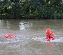 Spremberger Feuerwehr übt die Rettung verunfallter Personen auf dem Gewässer