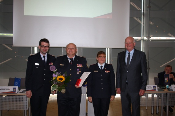 Kreisbrandmeister Kamerad Stefan Grothe wurde mit dem Deutschen Feuerwehr-Ehrenkreuz in Silber ausgezeichnet.