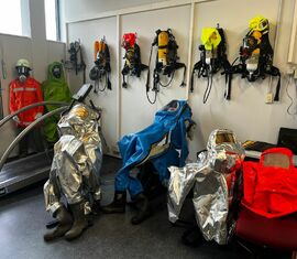 Verschiedene Körperschutzanzüge in der Ausbildung der GSE