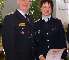 Ausgezeichnet mit dem Ehrenzeichen des KFv-SPN, Kamn. Kerstin Kochan, hier mit Manfred Gerdes, Präsident des LFV