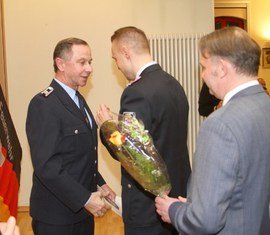 Kam. Lothar Britze erhält seine Auszeichnung vom Vorsitzenden des Unterverbandes 2, Kam. Matthias Geigk