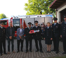 Symbolische Schlüsselübergabe an die Kolkwitzer Ortswehrführung: vlnr: Mathias Kappa, Bürgermeister Karsten Schreiber, Vorgänger Fritz Handrow, Gemeindewehrführer Jürgen Rehnus, Steffen Theiler, Monika Dubrau, Christian Otte, Michael Dahley