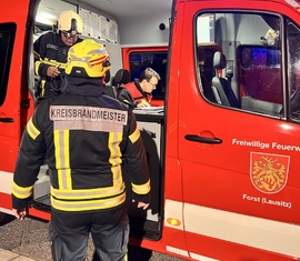 Kreisbrandmeister Stefan Grothe am Einsatzleitwagen bei der Herbstübung in der Klinik Lausitz Forst