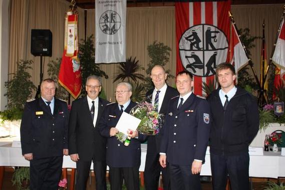 Präsident Landesfeuerwehrverband Brandenburg e.V. Kam. Schippel, Landrat Harald Altekrüger, Kam. Klaus-Dieter Bennewitz, Ministerpräsident Dr. Dietmar Woidke, Stadtwehrführer FF Guben Kam. Nowka, SB Brandschutz der Stadt Guben Sebastian Schwitzke