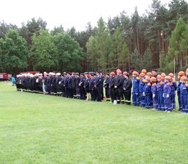 Die Mannschaften sind angetreten zur Eröffnung der Stadtmeisterschaften auf dem Sportplatz der SG Bademeusel