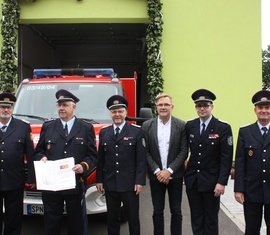 der stellvertretende KBM Carsten Brudek, Wigbert Paulick, Ortswehrführer Jürgen Mönch, Bürgermeister Karsten Schreiber, der Vorstandsvorsitzende des Kreis­feuerwehr­verbandes Robert Buder, Gemeindewehrführer Steffen Theiler