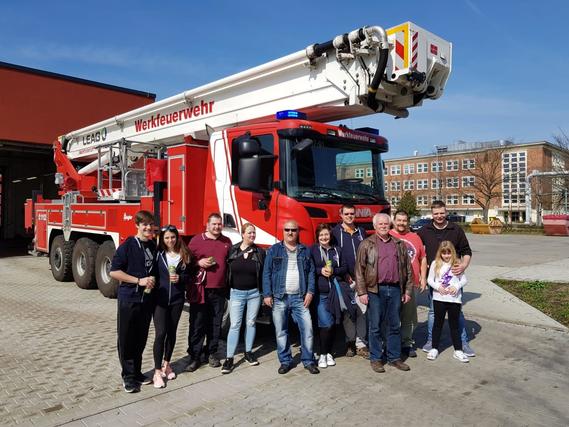 Gruppenbild vor dem Teleskopmast der LEAG Werkfeuerwehr in Schwarze Pumpe