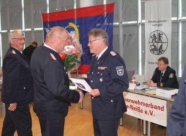 Werner-Siegwart Schippel zeichnet Amtswehrführer Gerd Krautz aus