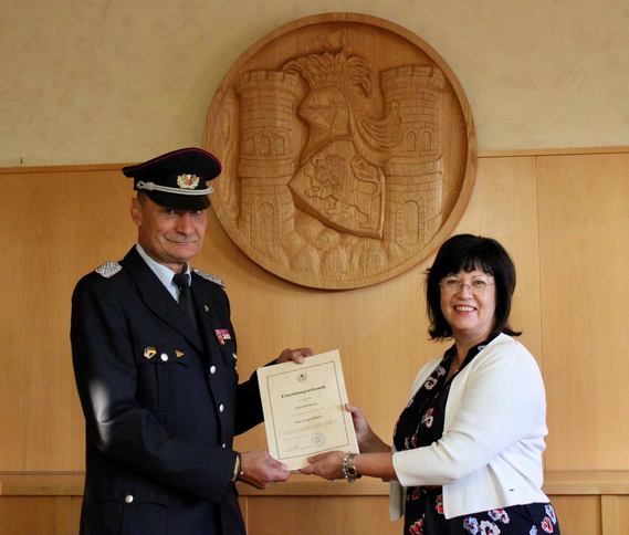 Bürgermeisterin Christine Herntier überreicht dem alten und neuen Stadtwehrführer Frank Balkow seine Ernennungsurkunde