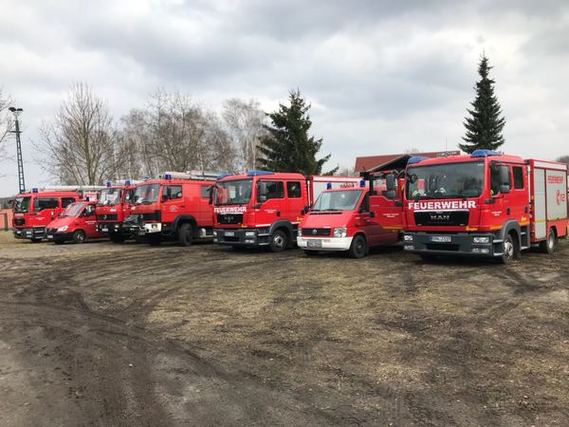 Aufstellung der Fahrzeuge auf dem Platz der Feuerwehr vor Übungsbeginn.