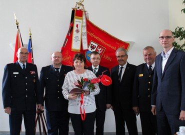 vlnr: Siegmund Rückmann (Stellvertretender Vorsitzender des KFV), Stefan Grothe (Kreisbrandmeister), Marlies Kulka, Frank Stolper (Abteilungsleiter MIK), Harald Altekrüger (Landrat SPN), Werner-Siegwart Schippel (Präs. LFV BB), Carsten Billing (Ordnungsdezernent Landkreis)