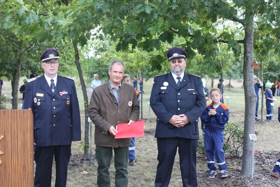 Der Ehrenlandesbrandmeister Jürgen Helmdach und der Stellvertretende Vorsitzende des KFV SPN e.V. Jörg Fischer überreichen die Auszeichnungsurkunde