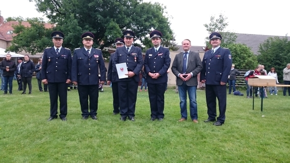 Auf dem Bild zu sehen von links: Andreas Britze (stellv. Stadtwehrführer Forst (Lausitz)), Stefan Grothe (stellv. Kreisbrandmeister LK SPN), Bernd Frommelt in zweiter Reihe (Stadtwehrfüher Forst (Lausitz)), Jörg Baumgart (Zugführer in Forst (Lausitz) und ausgezeichneter), Robert Buder (Vorsitzender Kreis­feuerwehr­verband SPN), Jens Handreck (stellv. Bürgermeister Forst (Lausitz)), Frank Noack (Ortswehrführer des Forster Ortsteiles Groß Bademeusels)