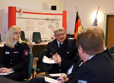 In Gruppenarbeit werden Lösungsansätze für die Zukunft der Feuerwehr entwickelt. Kreisbrandmeister Wolfhard Kätzmer (Mitte) diskutiert fleißig mit