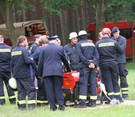 Einweisung der Maschinisten an der gestellten Tragkraftspritze