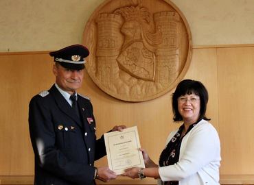 Bürgermeisterin Christine Herntier überreicht dem alten und neuen Stadtwehrführer Frank Balkow seine Ernennungsurkunde