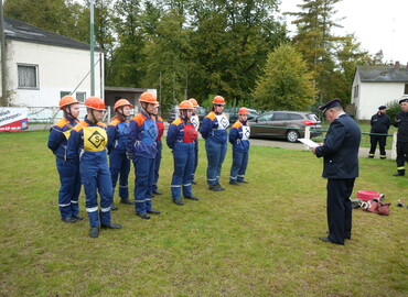 Trotz Corona konnte im Jahr 2020 die Leistungsspange, die höchste Auszeichnung der Jugendfeuerwehr. Hier Bahnleiter Wilfried Budarick bei der Auswertung der Übung FwDV 3 mit der Jugendgruppe Forst