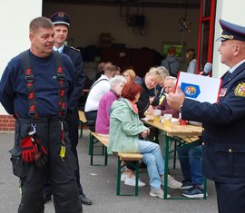 Kreisbrandmeister Stefan Grothe verliest die Laudatio für Karsten Arndt