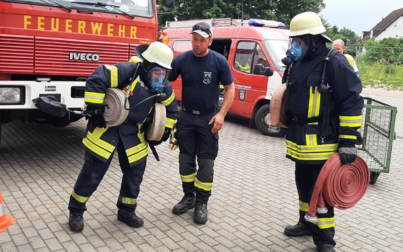 Schläuche schleppen unter Atemschutz ist eine Belastung, die Feuerwehrleute fast schon gewohnt sind