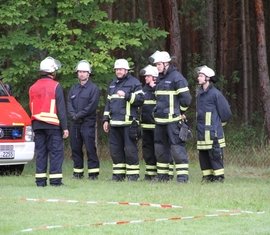 Vorführung einer Menschrettung aus einem brennenden Gebäude der Ortswehr Groß Bademeusel