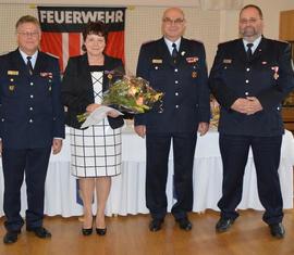 Geehrt mit der Feuerwehr-Ehrenmedaille des Deutschen Feuerwehrverbandes Marlies Kulka (Fachbereichsleiterin Ordnung, Sicherheit, Verkehr des Landkreises Spree-Neiße)