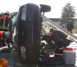 Das Auto muss gegen Kippen gesichert werden