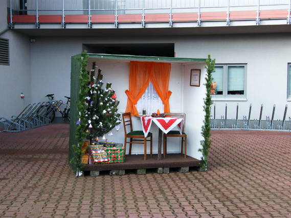 Schön weihnachtlich dekoriert: Die Schauwohnung der Gubener Feuerwehr