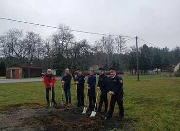 Spatenstich am 1.Dez.2025 in Jerischke zum Bau des neuen Gerätehaus, v-r-n.l: Stephan Grothe, Lars Mudra, Manuela Mahnke, Mike Zaroban, Jörg Rakete, Planungsbüro
