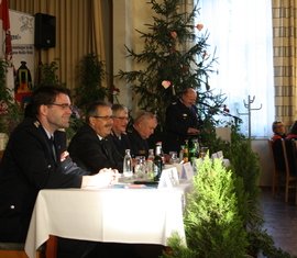 Gute Stimmung bei der Eröffnung durch Kreisbrandmeister Stefan Grothe (am Pult). Auf dem Präsidium: Robert Buder (Vorsitzender KFV), Harald Altekrüger (Landrat), Wolfhard Kätzmer (Ehren-KBM) und Werner-Sigwart Schippel (Präsident LFV)