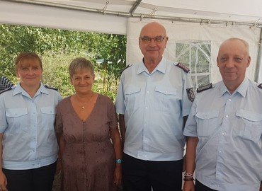 Das blühende Leben: Zum Geburtag von Ingrid Standke (2. vl) gratulierten: die Frauenbeauftragte Christine Semisch, der stellvertretende Vorsitzende Siegmund Rückmann und der Leiter des Unterverbandes IV Frank Kalisch.